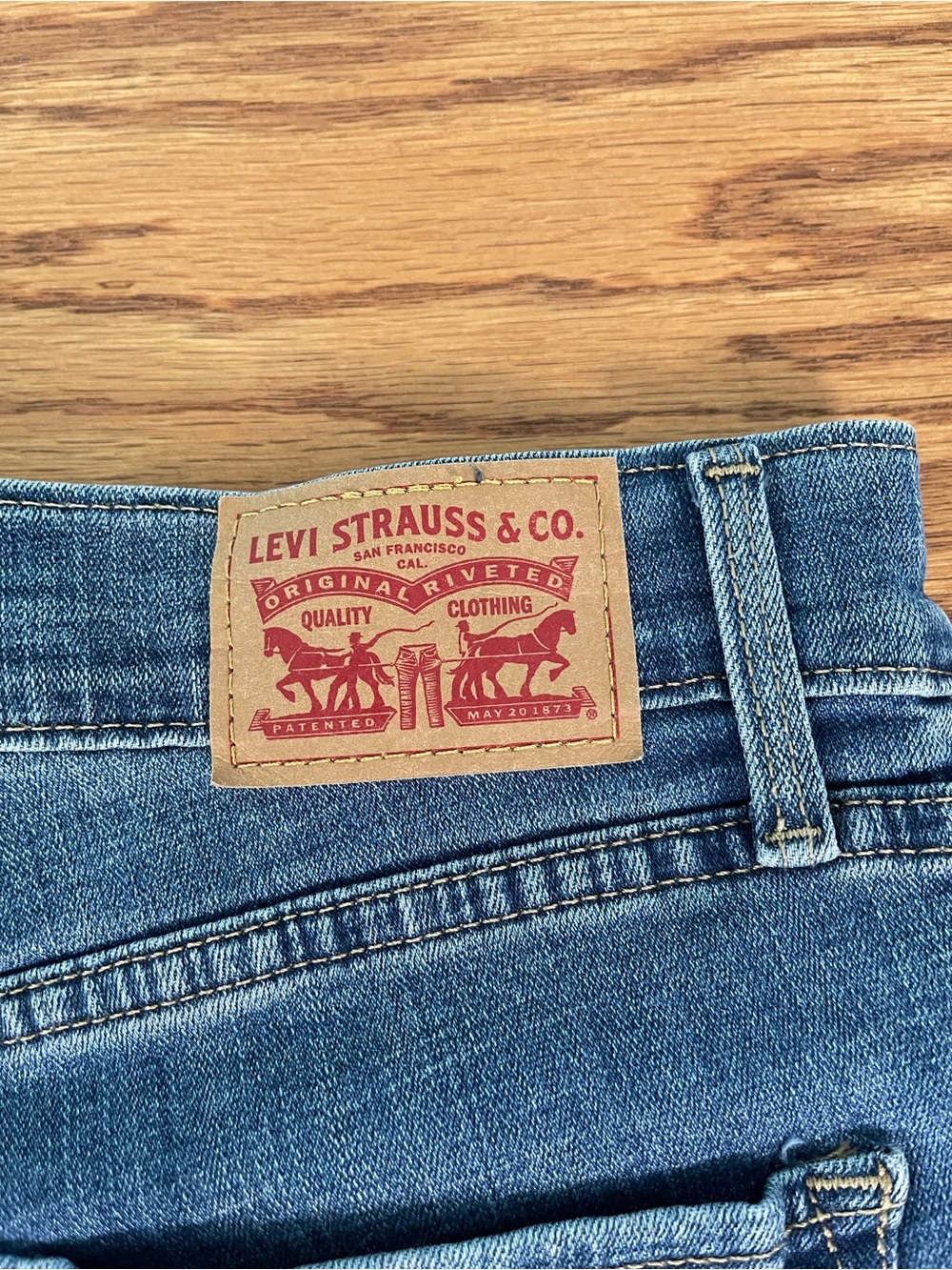 Women’s Levi's Denim Bermudas or Shorts. Excellent Cond. size 27”. Size4 - Picture 4 of 8